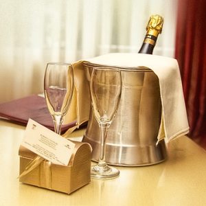 Les coupes et le champagne des mariés