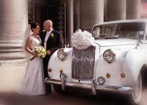 Les mariés avec leur voiture