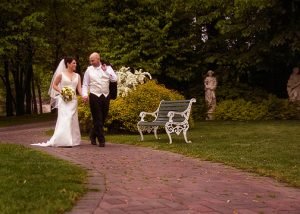 Les mariés marchant dans le parc au Château Vaudreuil