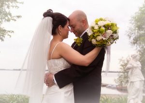 Moment de tendres entre les mariés